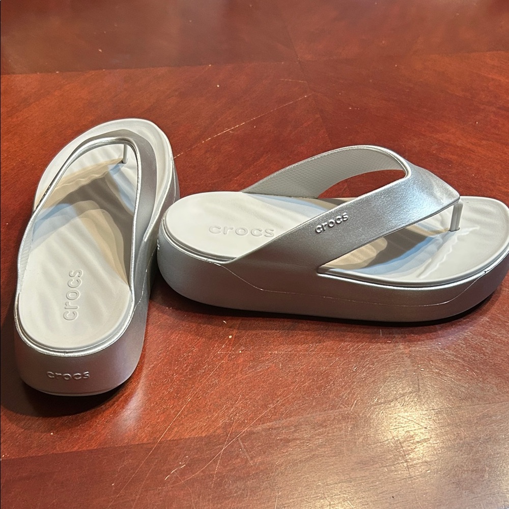 CROCS Women's Metallic Silver Platform Sandals